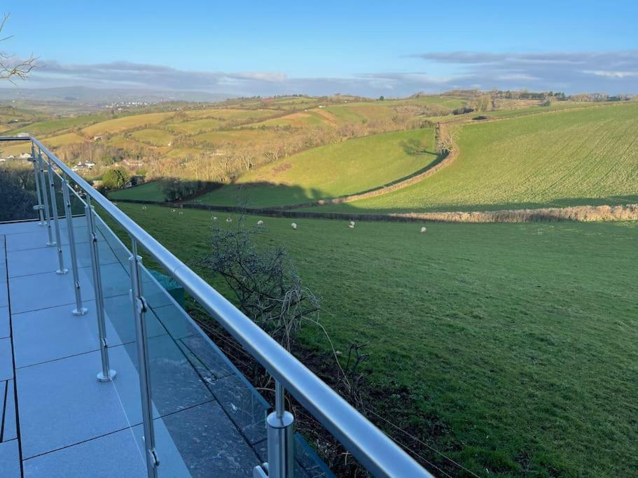 Dog Friendly, Roof Hot Tub, Panoramic Views. Holiday home