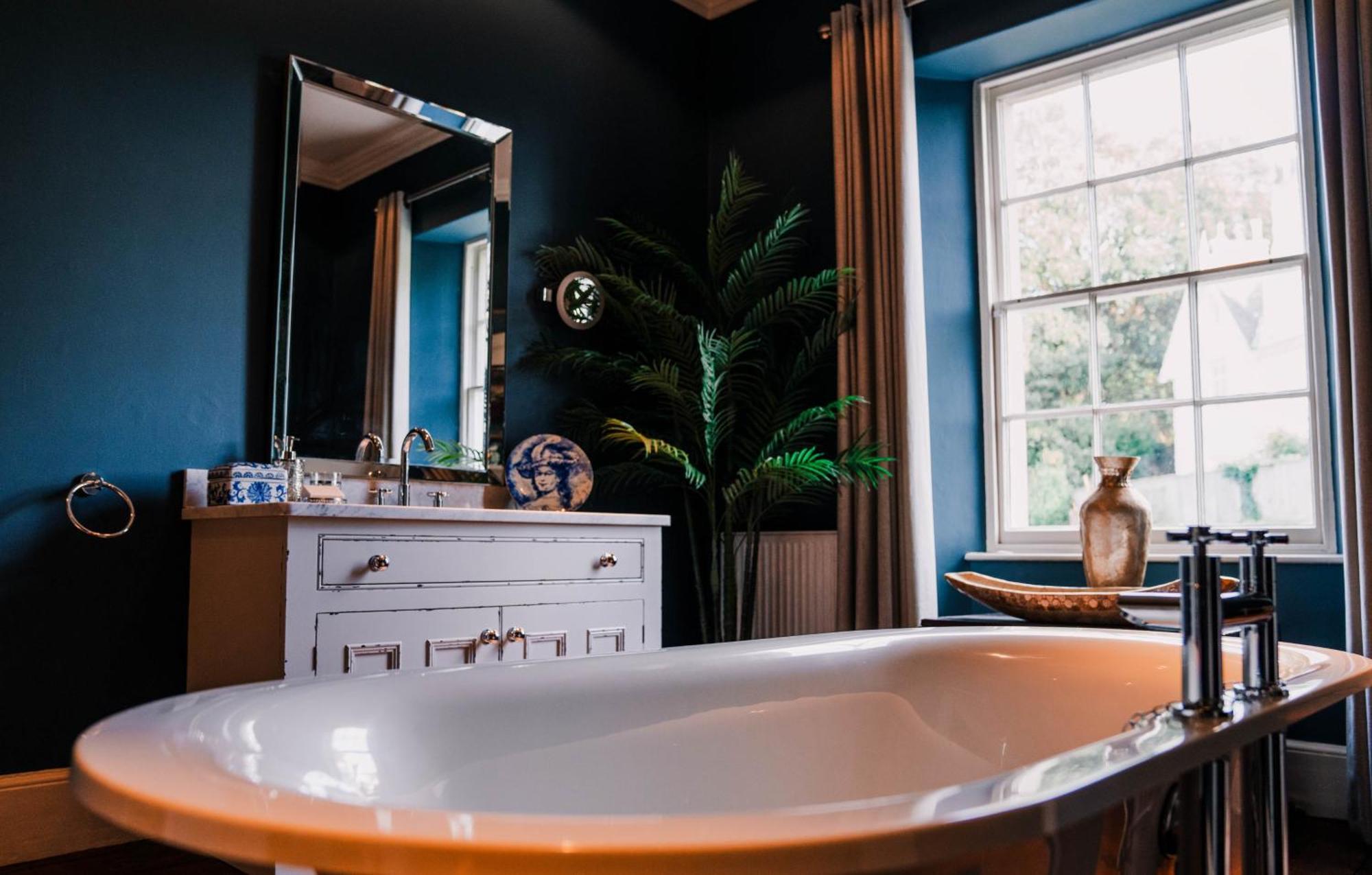 Villa St Anne's Manor - Luxury With Hot Tub *