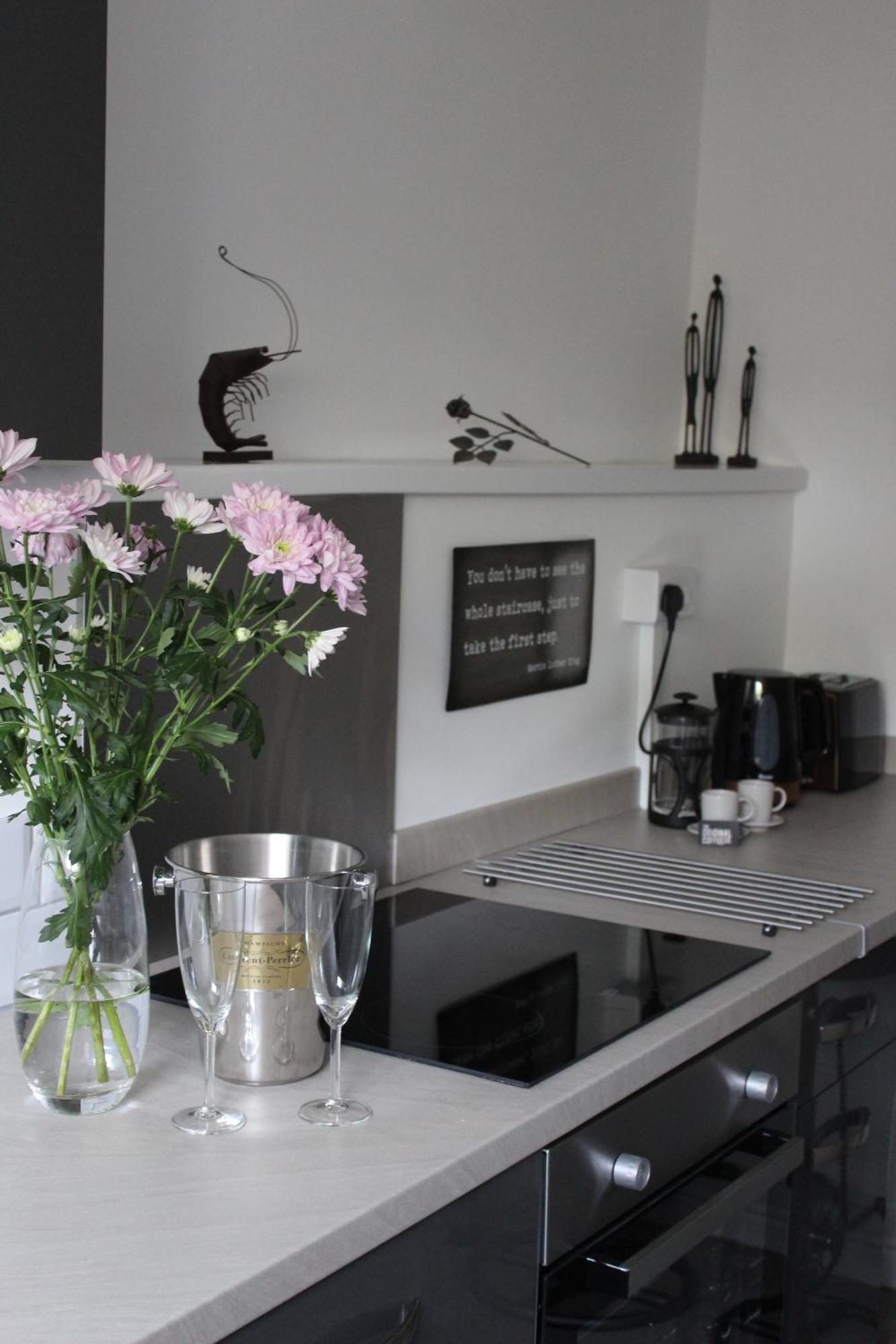 *hidden Gem* Stylish Apartment* Walk To Torquay
