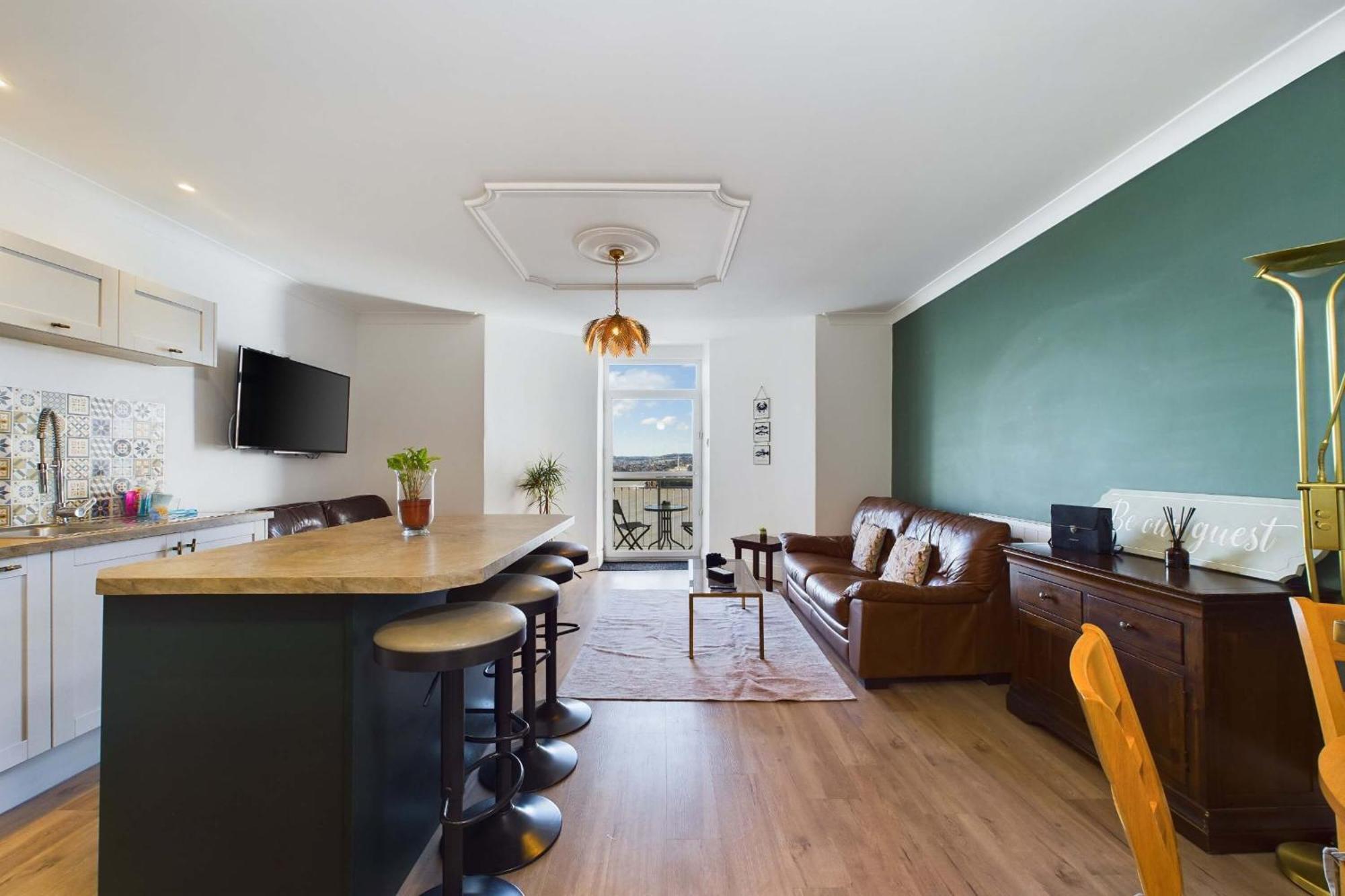 Loveliest Homes - 3 Bed, 2 Bathroom, Balcony, Parking Torquay