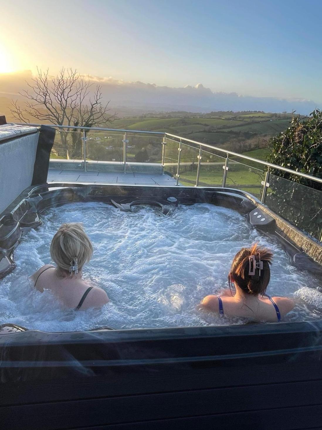 Holiday home Dog Friendly, Roof Hot Tub, Panoramic Views. *