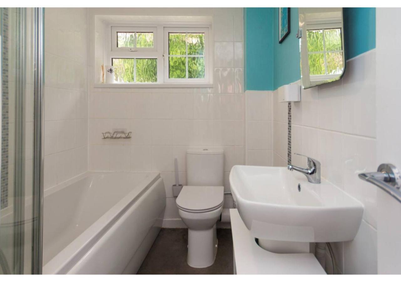 Holiday home Hollywater Cheerful 3 Bedroom In Close With Pizza Oven Torquay