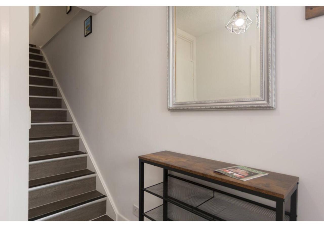 Hollywater Cheerful 3 Bedroom In Close With Pizza Oven Holiday home
