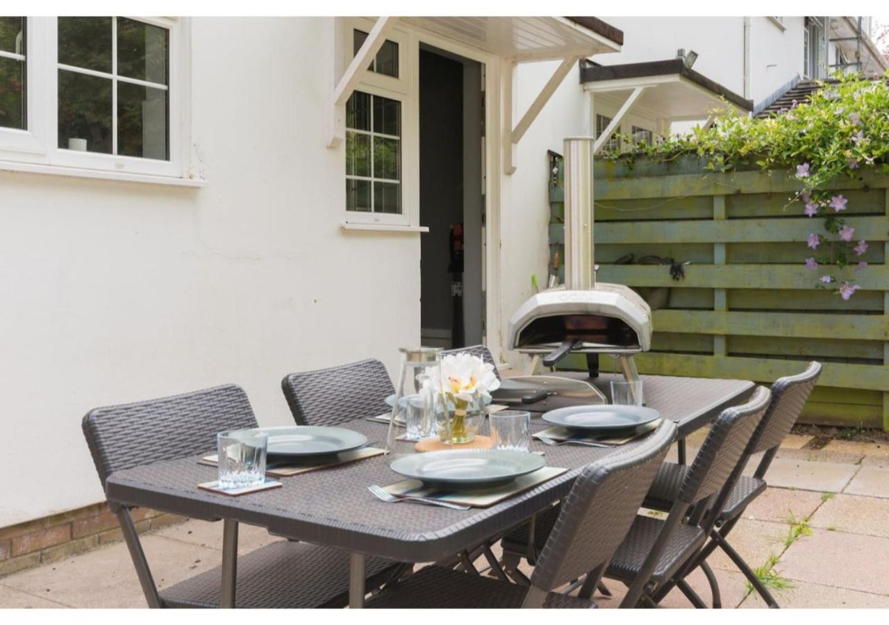 Holiday home Hollywater Cheerful 3 Bedroom In Close With Pizza Oven