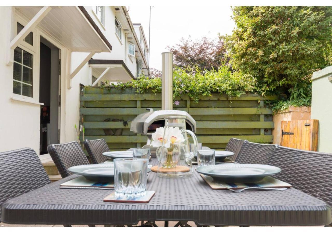 Holiday home Hollywater Cheerful 3 Bedroom In Close With Pizza Oven