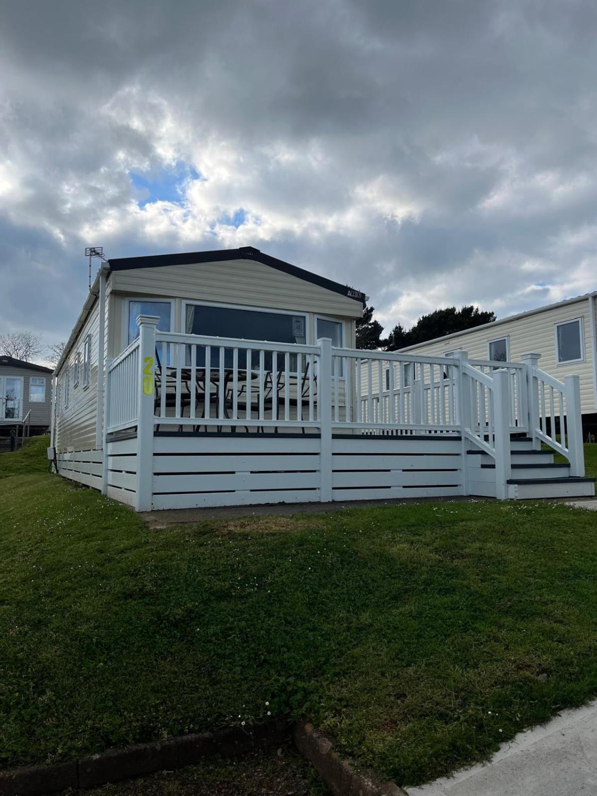 Lovely 3 Bedroom Caravan To Rent At Hoburne Devon Bay Campsite *