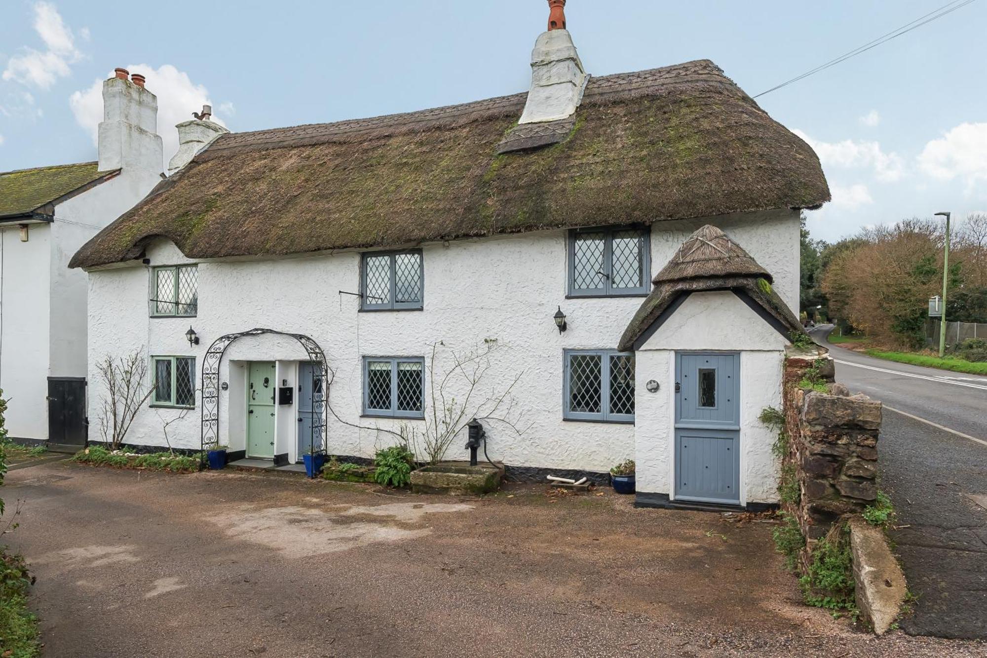 Gorgeous Thatched Holiday home