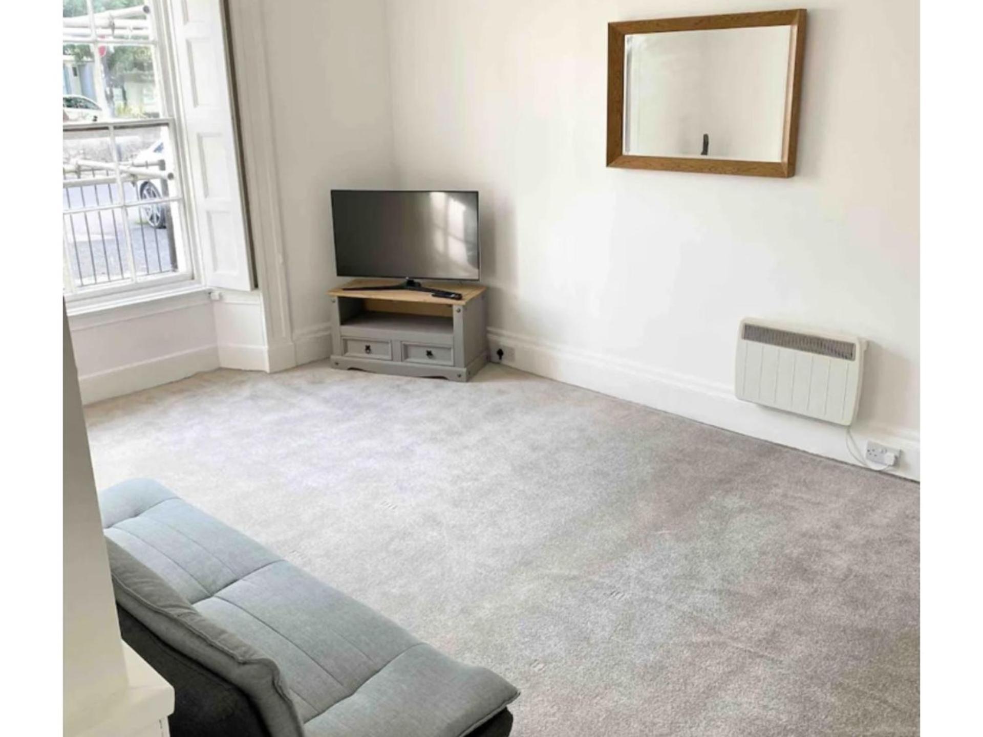 1 Bedroom Sleeps 4 Free Parking Torbay Apartment *