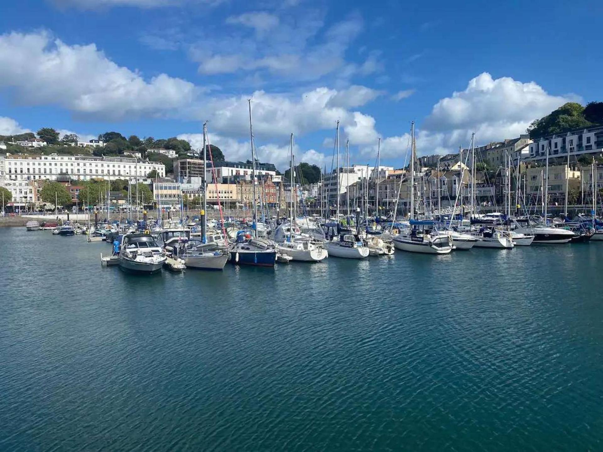 4 Bed-sleeps 8-sea View-pets-parking *