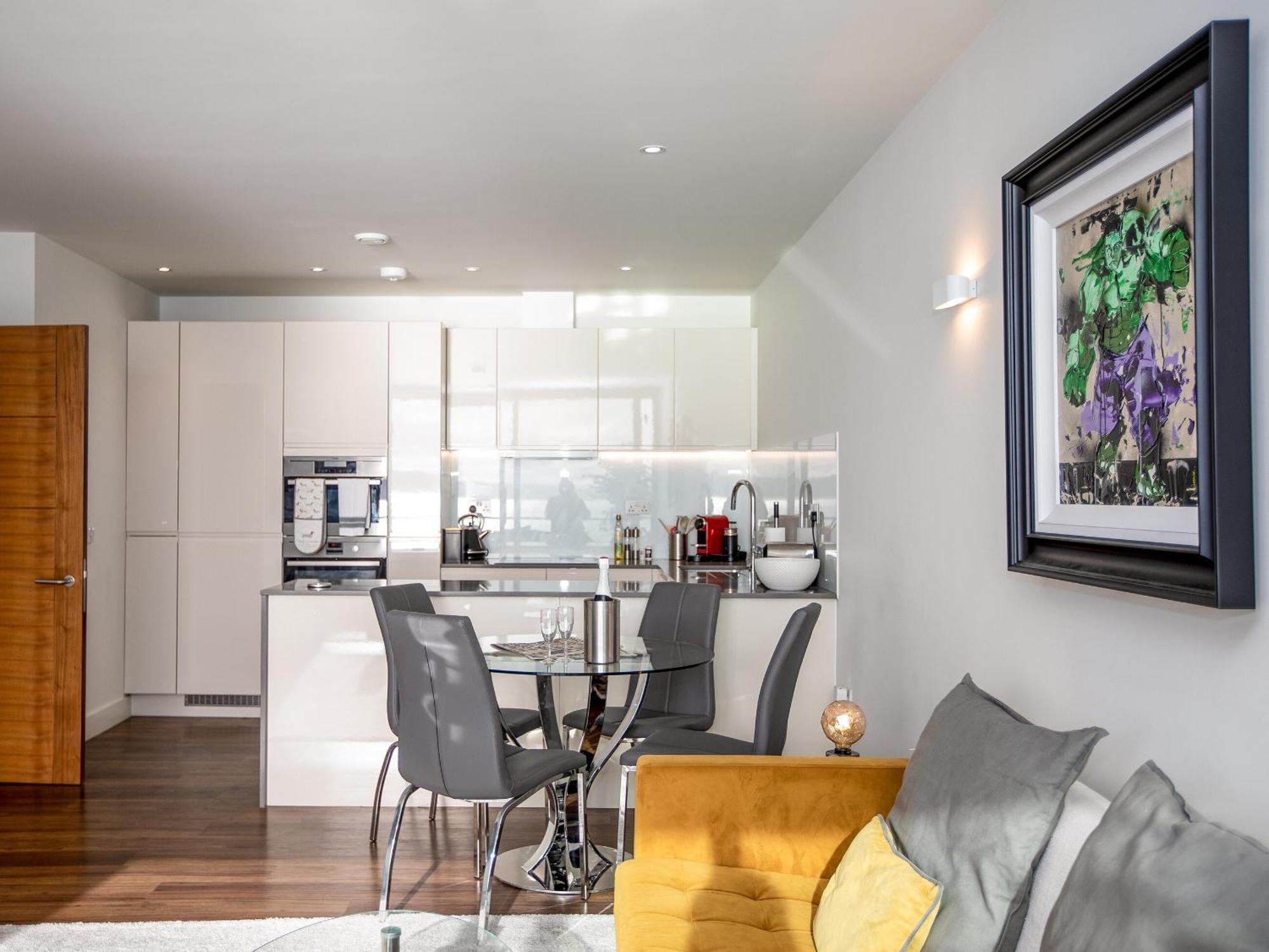 Apartment 17 Air-conditioned Bedrooms *