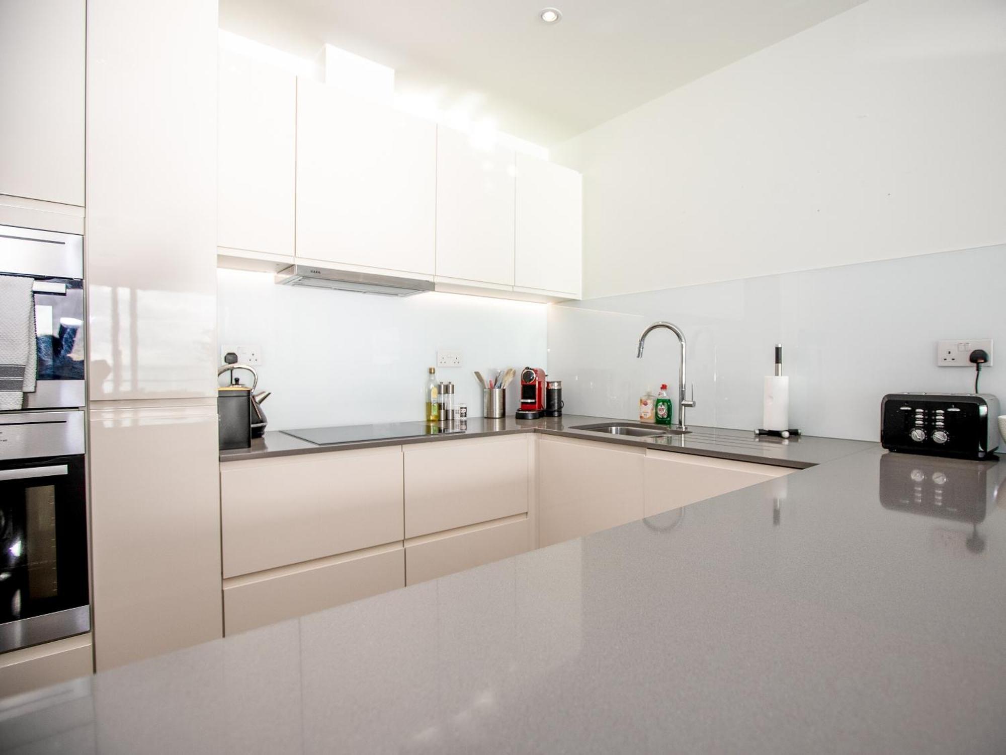 17 Air-conditioned Bedrooms Apartment *