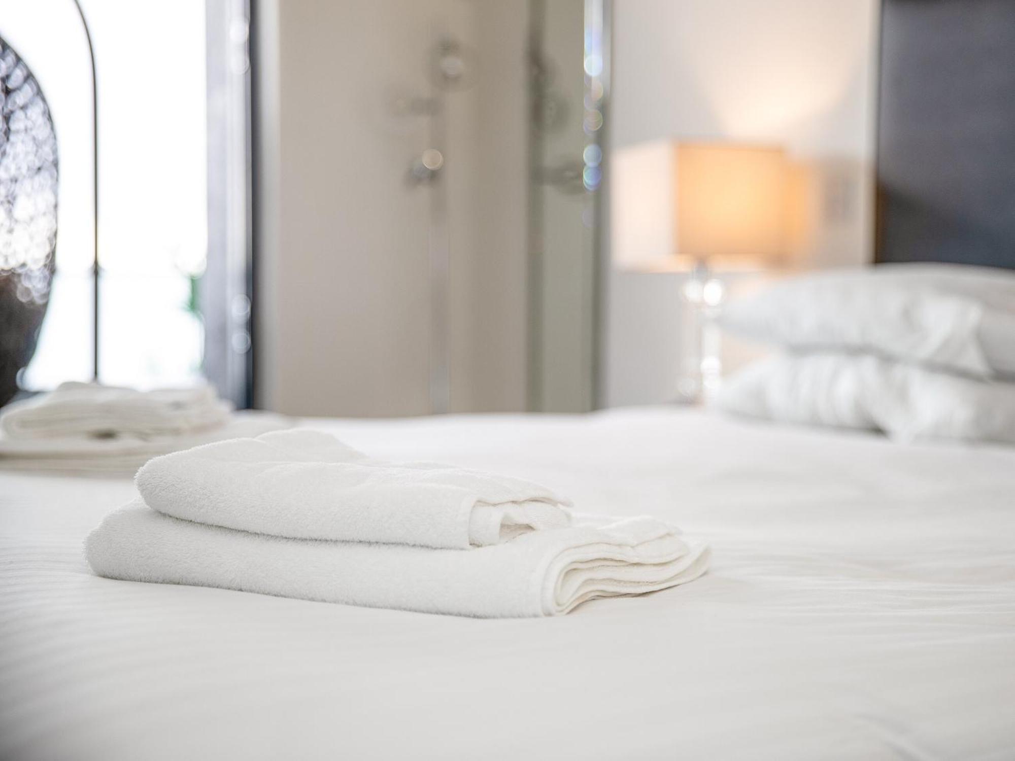 17 Air-conditioned Bedrooms Apartment *