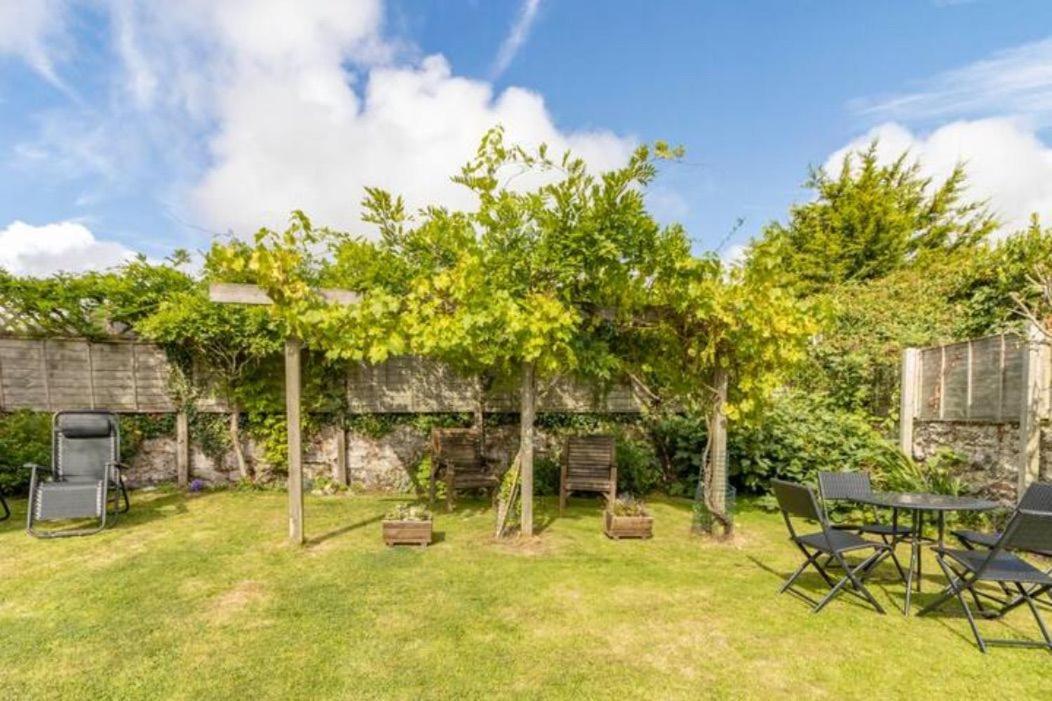 Pilgrims Rest Cottages: Charming Seaside Retreats With Countryside Access Holiday home *