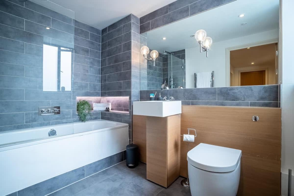 Apartment Spacious 2-bed Close To King's Garden