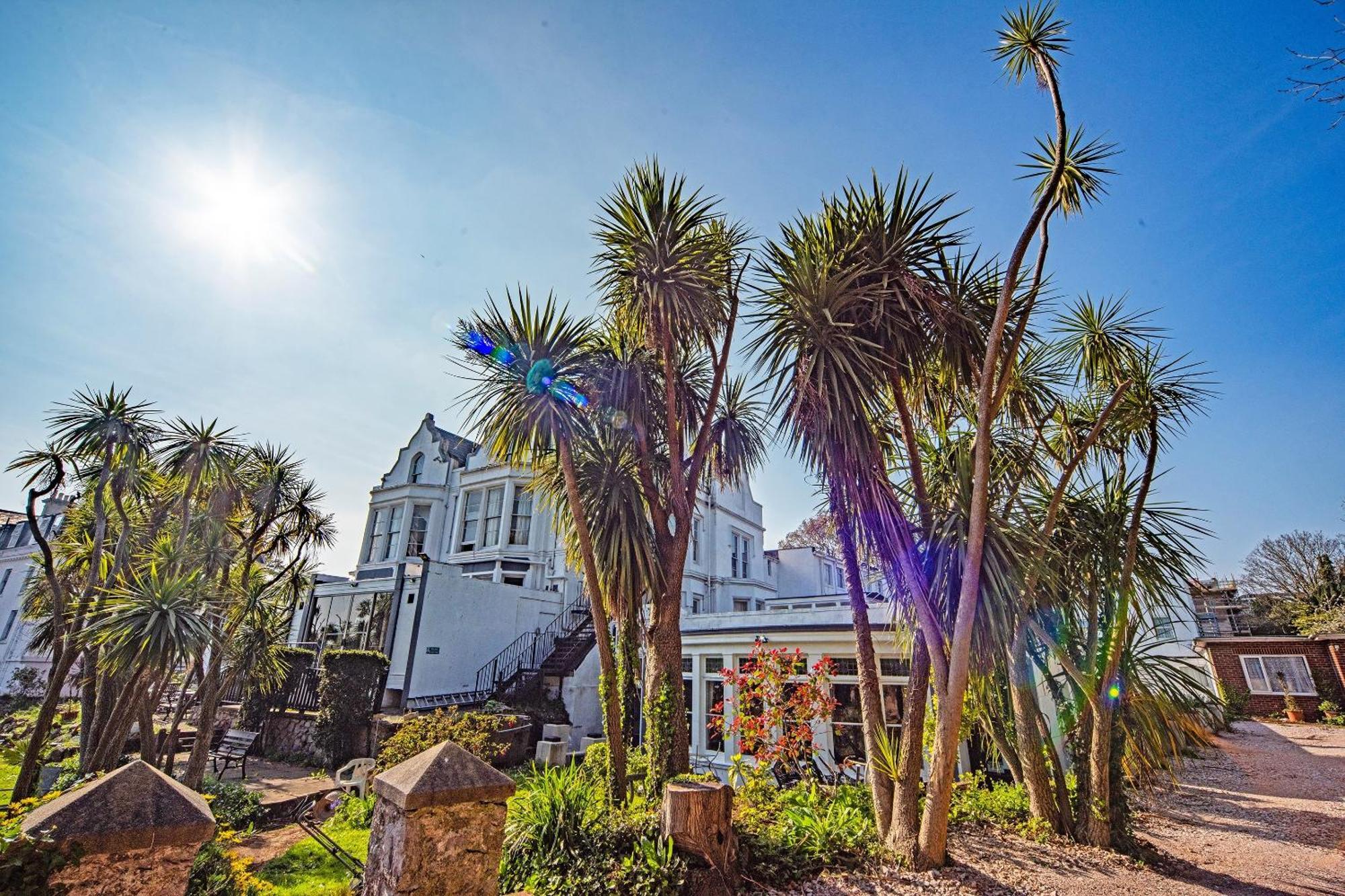 The Sherwood Palm Hotel, Hotel