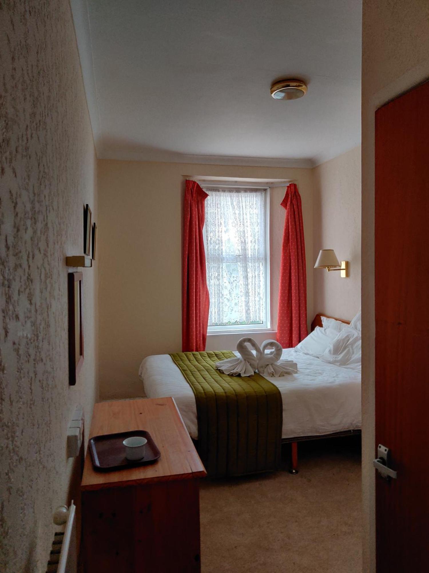 Inglewood Palm Hotel, Abbey Sands Hotel