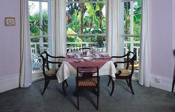 Cary Court - 4*