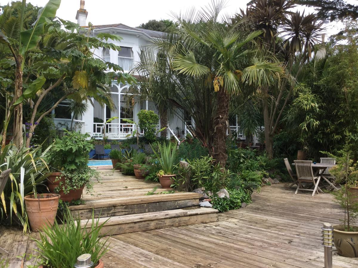 Cary Court - 4*