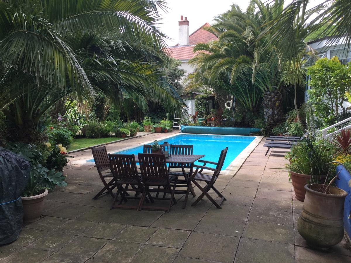 Cary Court - 4*