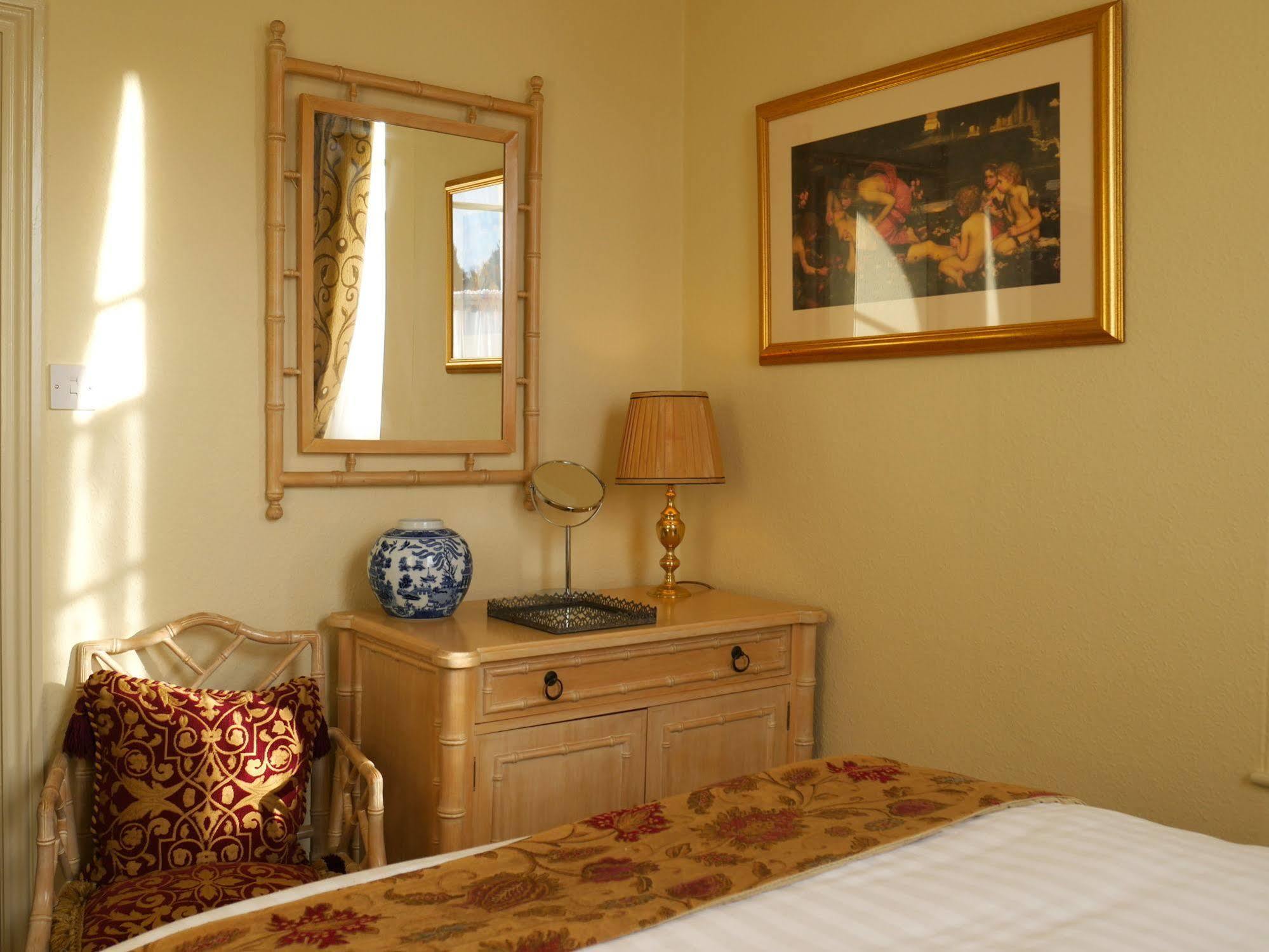 Muntham & Town House 3*
