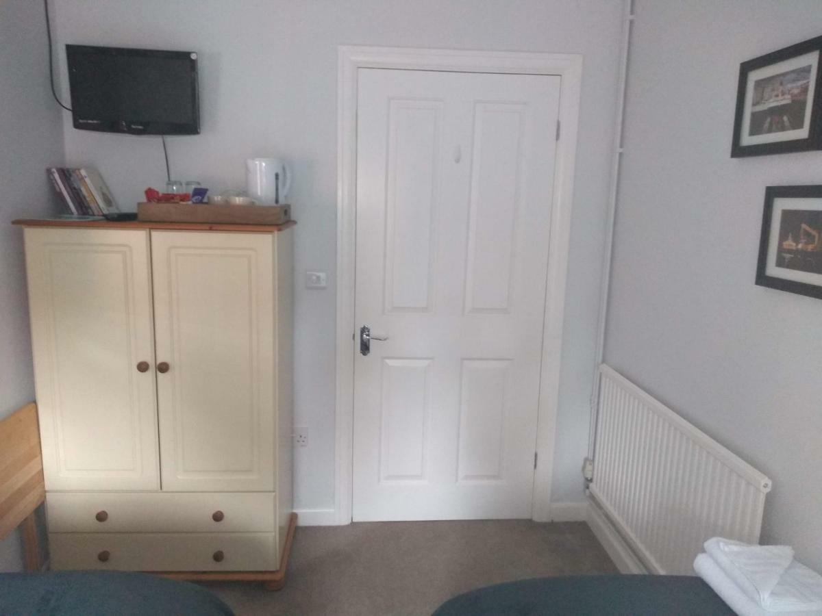 Lovely Private Ensuite Near Torbay Hospital Apartment *