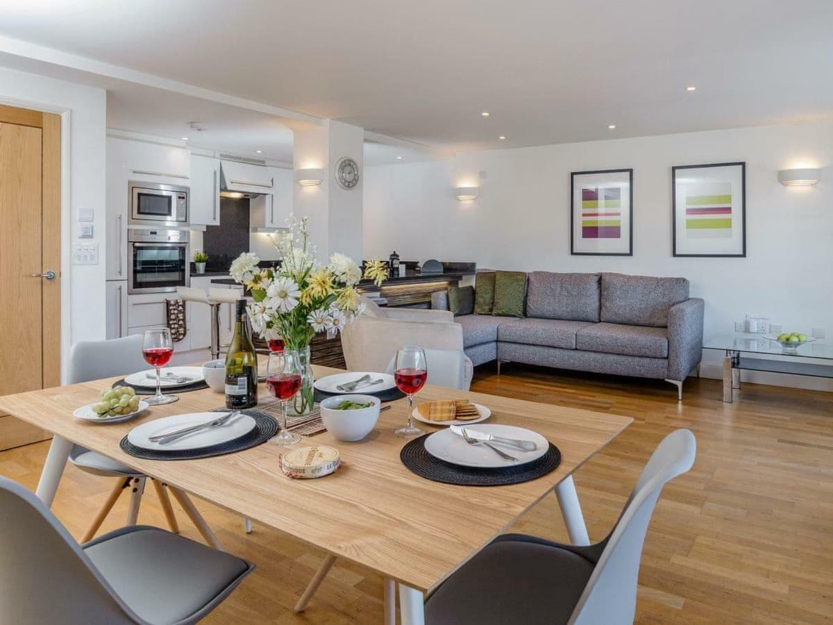 5 Queens Quay Apartment *