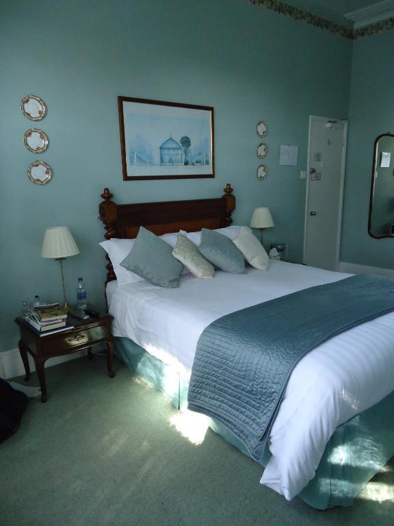 Cary Court - 4*