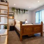 Shakespeare House-Stylish Home, Modern Comforts