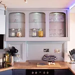 Cosy Open Plan Harbourside Inn With Superking Beds, Wood Burning Stove And Bar