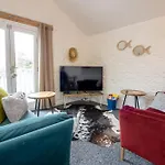 Cozy, Chic, Dairy Cottage Near To Beach & Shops- Parking