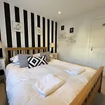 St Annex, Boutique Holiday Apartment For 2 People In Torquay - With Private Hot Tub!