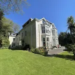 Cozy Seaside Hideaway With Free Parking