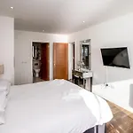 Apartment 17 Air-Conditioned Bedrooms