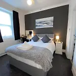 Heathcliff House B&B Exclusively For Adults Free Large Carpark