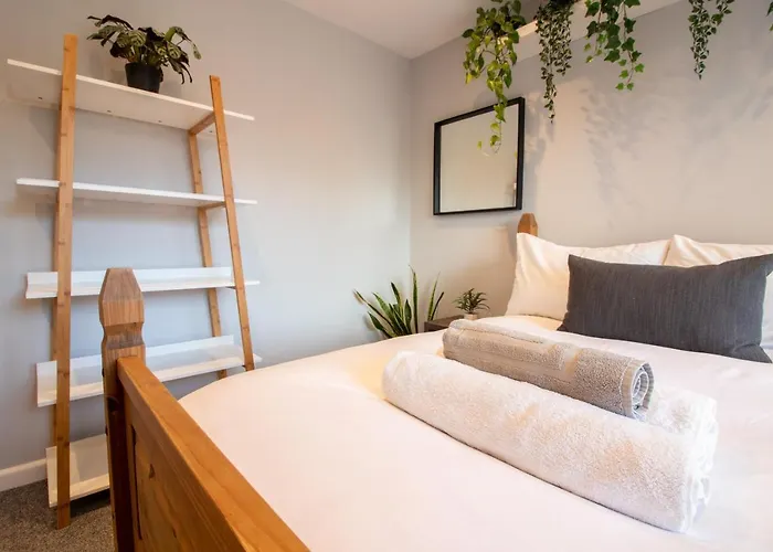 Shakespeare House-Stylish Home, Modern Comforts