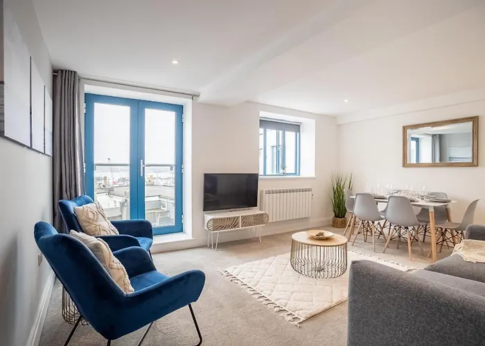 Elegant Fresh Spacious Two Bed Apartment - Juliet Balcony - Sea, Marina, Harbour Views, English Riviera Clock Tower