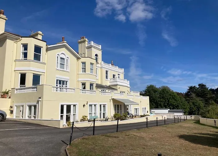 Upmarket 2 Bedroom Apartment With Sea Views