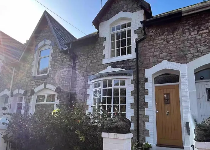 Charming 3-Bed Cottage - Private Garden & Parking