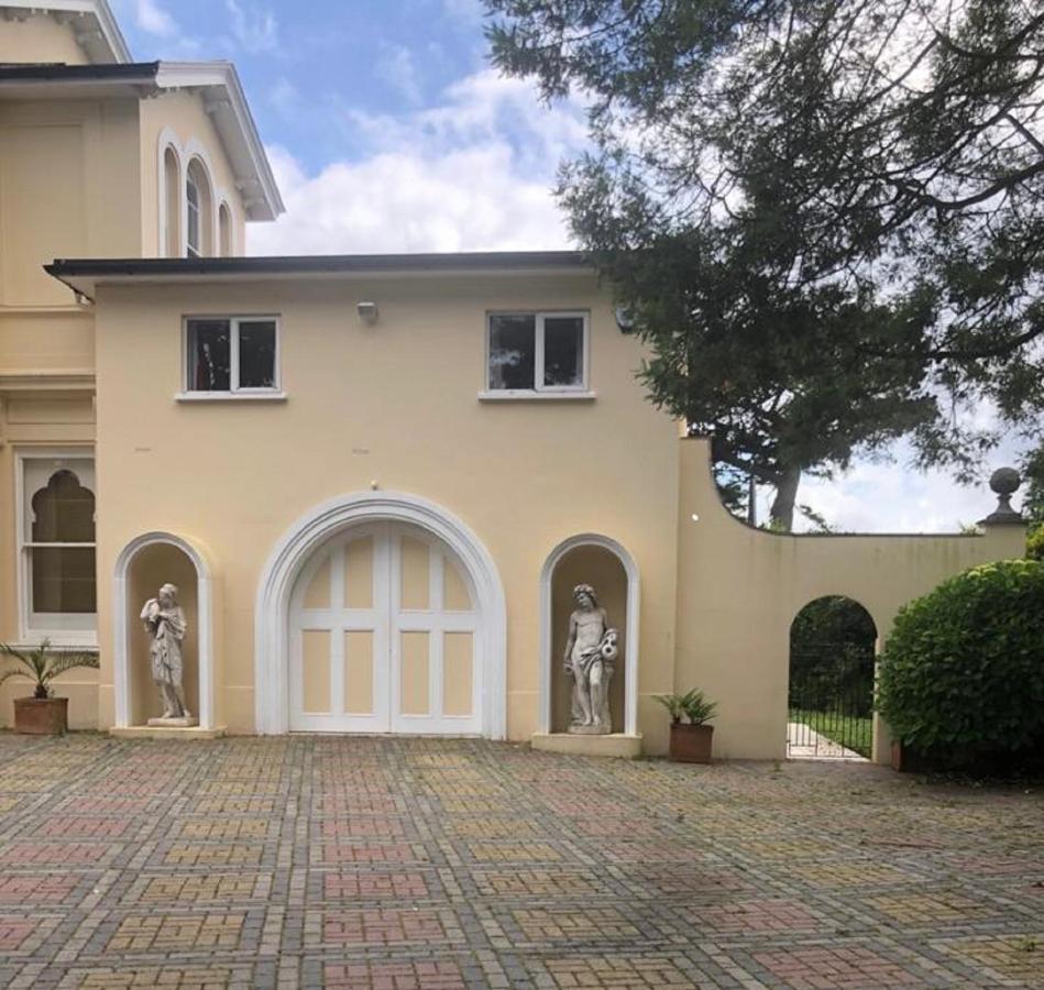 Sylvania Ample Onsite Parking, Close To Beach Apartment *