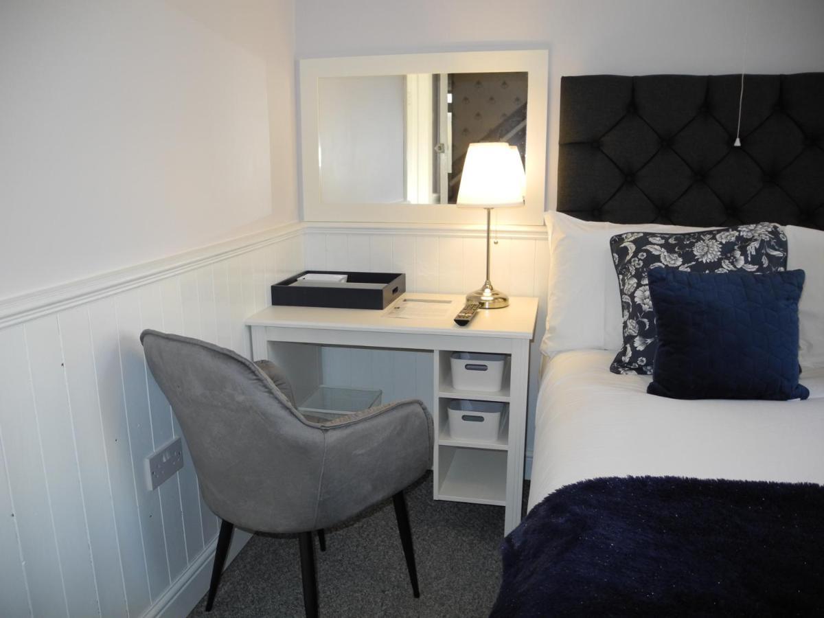 Guest house Heathcliff House Exclusively For Adults Free Large Carpark 4*