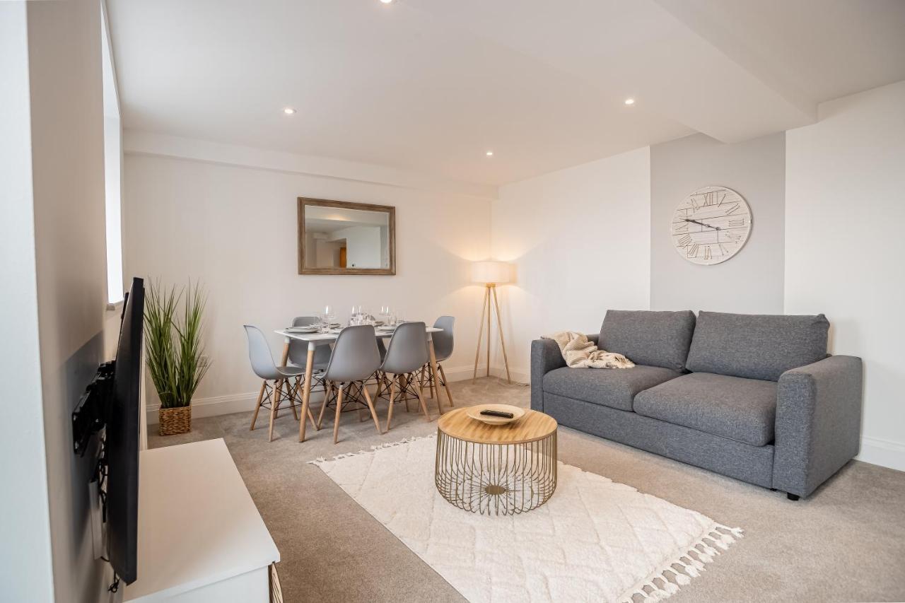 Elegant Fresh Spacious Two Bed - Juliet Balcony - Sea, Marina, Harbour Views, English Riviera Clock Tower