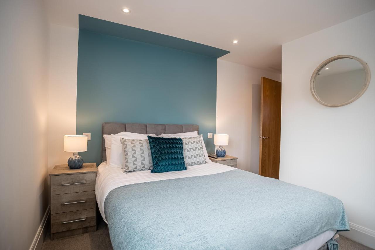Elegant Fresh Spacious Two Bed - Juliet Balcony - Sea, Marina, Harbour Views, English Riviera Clock Tower Apartment *
