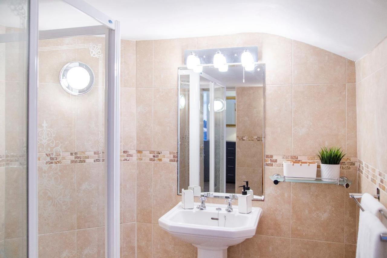 Holiday home Cosy Open Plan Harbourside With Superking Beds, Wood Burning Stove And Bar *