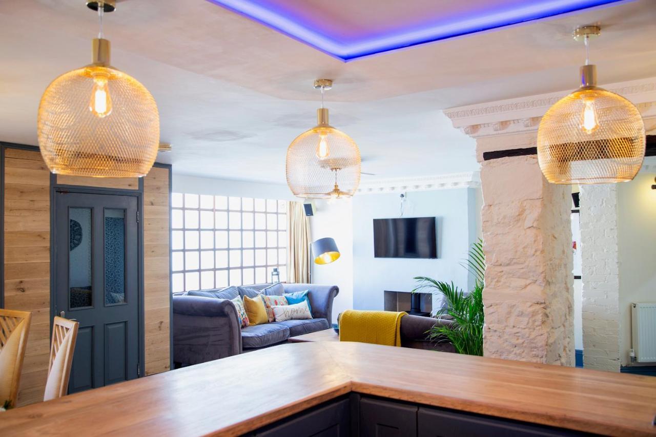 Cosy Open Plan Harbourside With Superking Beds, Wood Burning Stove And Bar Holiday home Torquay