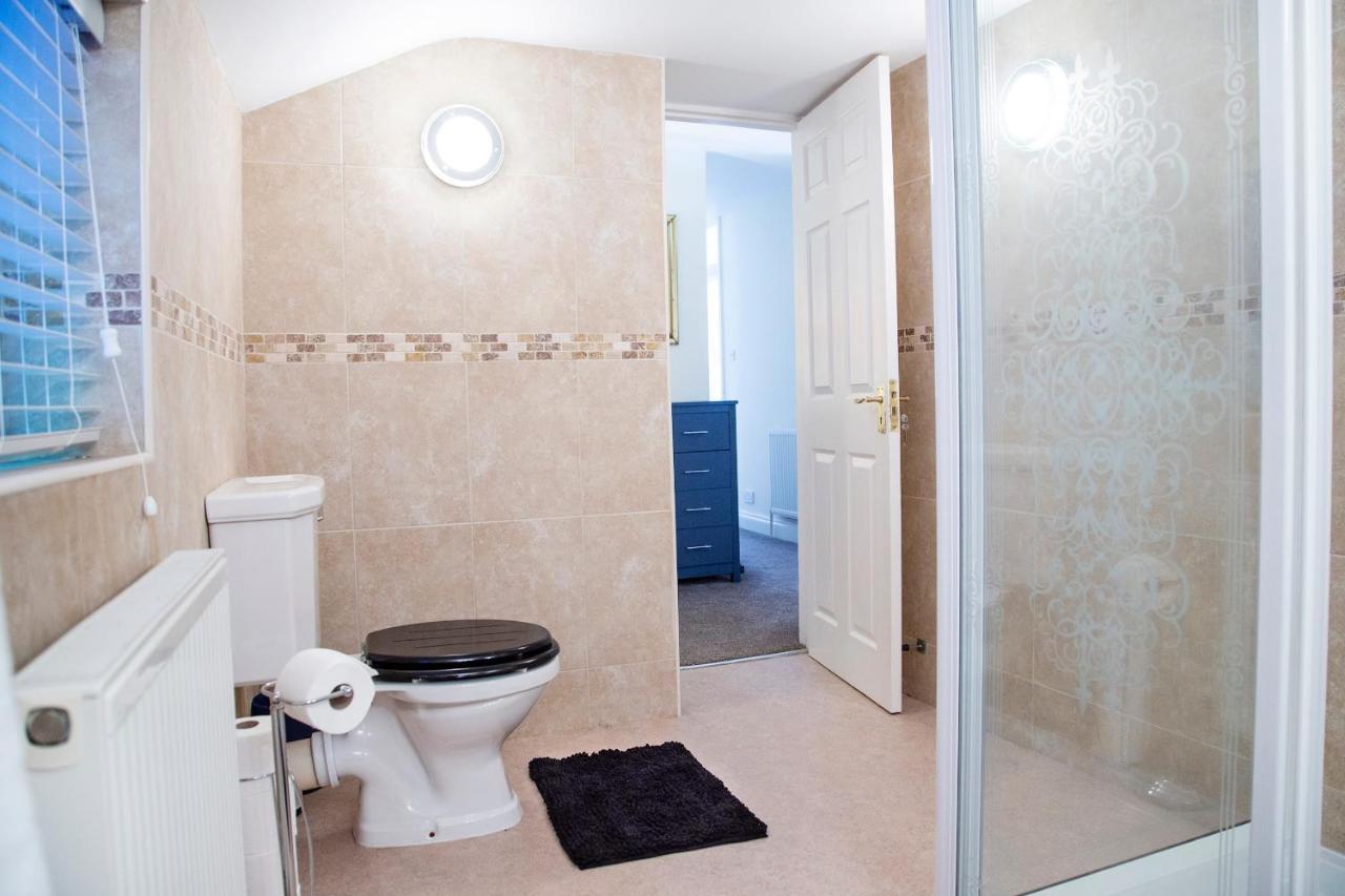Holiday home Cosy Open Plan Harbourside With Superking Beds, Wood Burning Stove And Bar Torquay