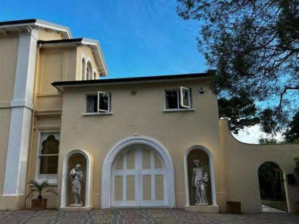 Sylvania Ample Onsite Parking, Close To Beach