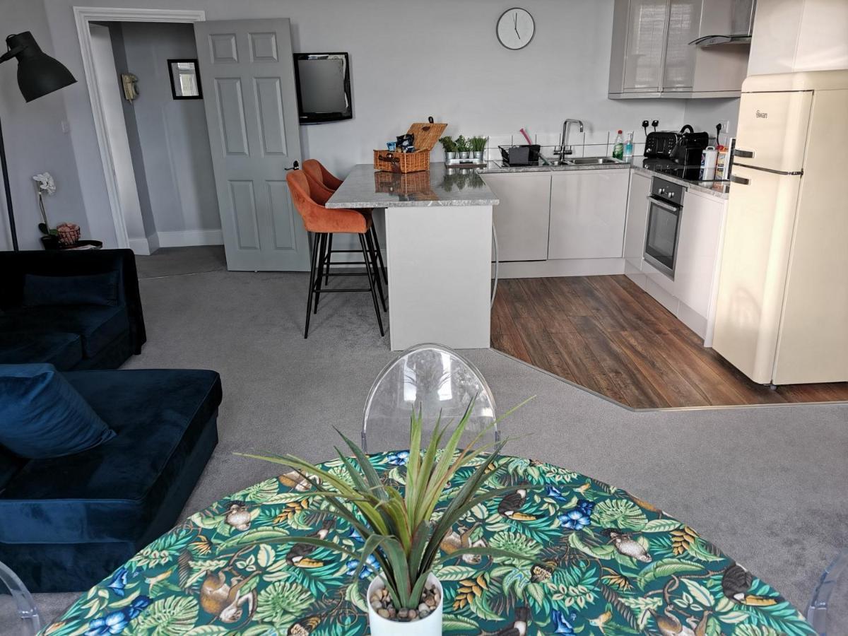 Apartment Upmarket 2 Bedroom With Sea Views