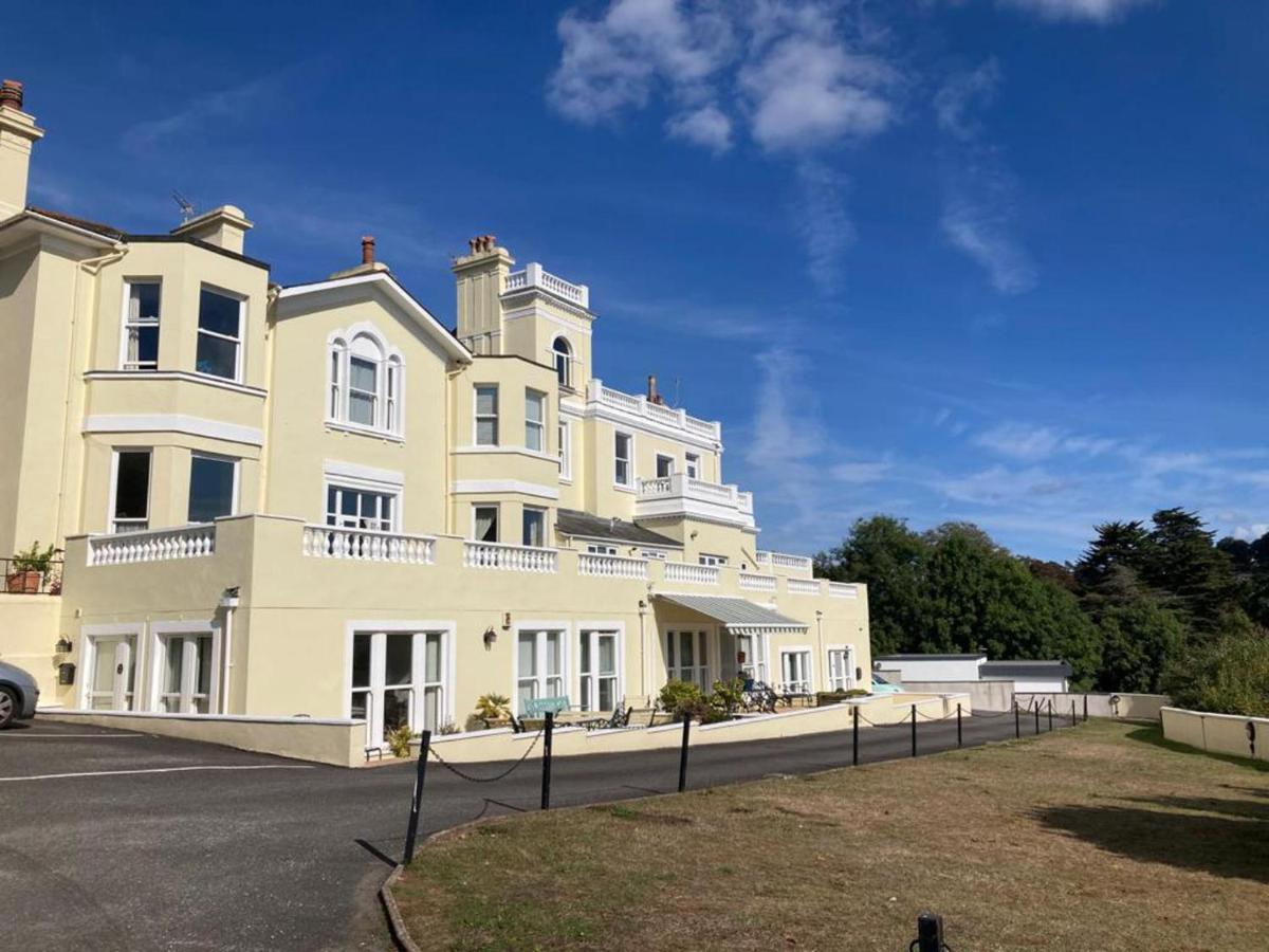 Upmarket 2 Bedroom With Sea Views Apartment