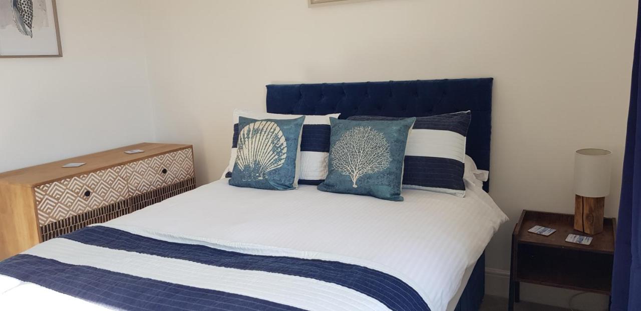 Rose Court Apartment *