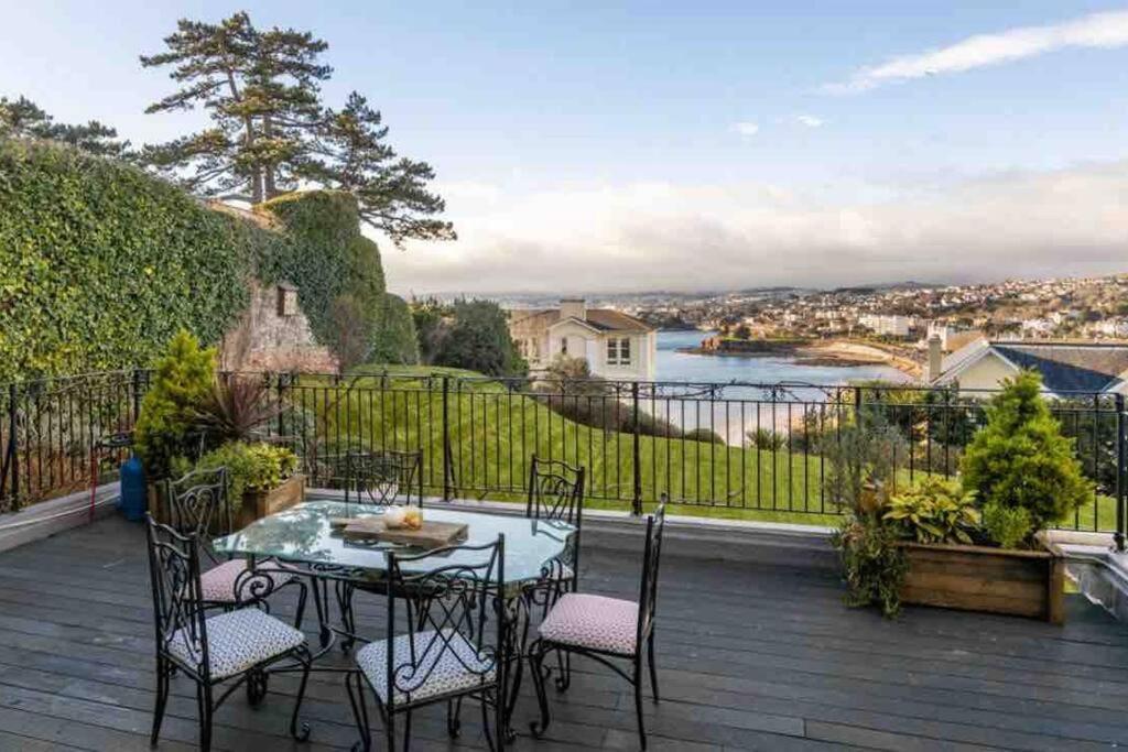 Pittman A Luxury Sea View Apartment
